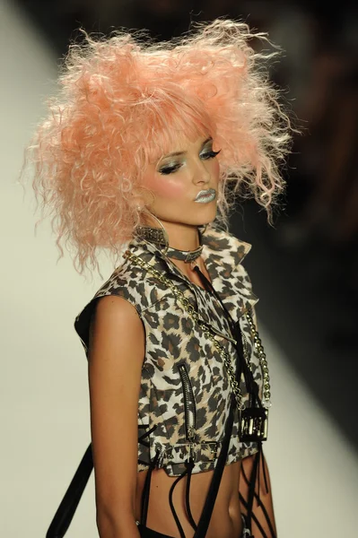 Modelo no desfile de moda Betsey Johnson — Fotografia de Stock