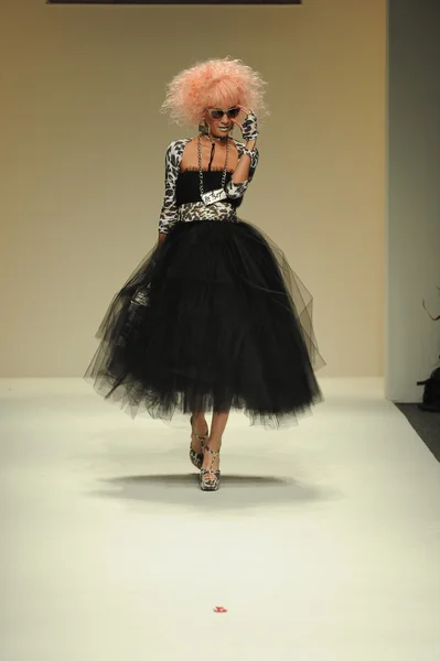 Modelo en el desfile de moda Betsey Johnson —  Fotos de Stock