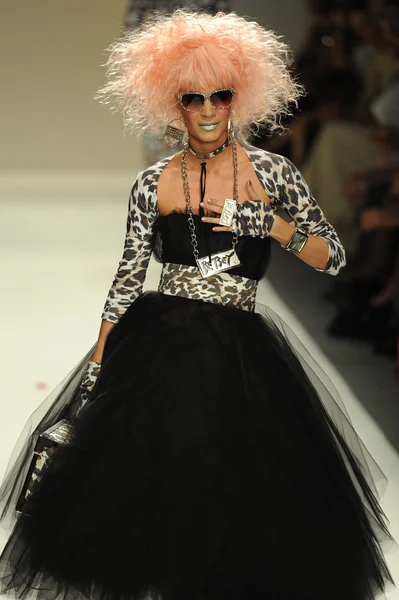 Modelo en el desfile de moda Betsey Johnson — Foto de Stock