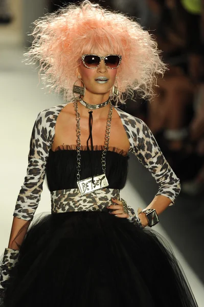 Modelo en el desfile de moda Betsey Johnson — Foto de Stock