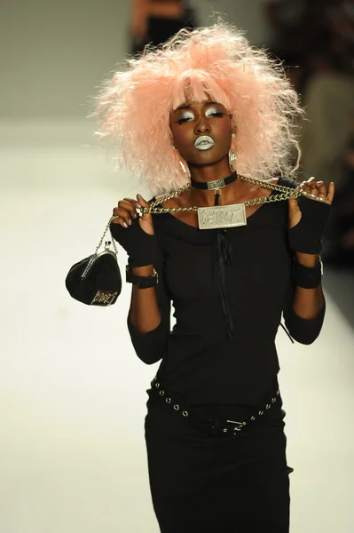 Modelo no desfile de moda Betsey Johnson — Fotografia de Stock