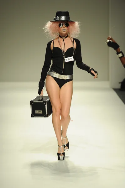 Modelo en el desfile de moda Betsey Johnson — Foto de Stock