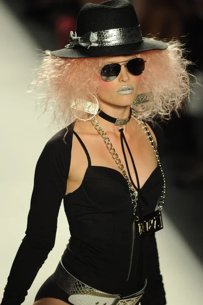 Modelo en el desfile de moda Betsey Johnson — Foto de Stock