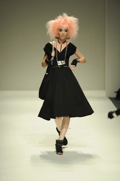 Model op betsey johnson modeshow — Stockfoto