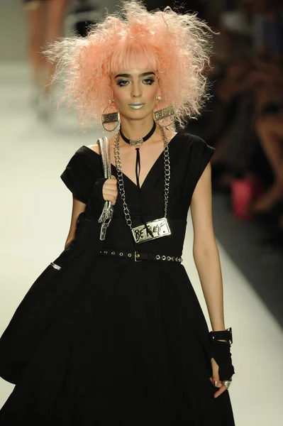 Modelo no desfile de moda Betsey Johnson — Fotografia de Stock