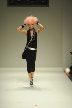 model, betsey johnson defile