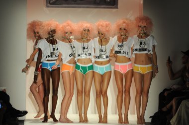 modeller, betsey johnson defile