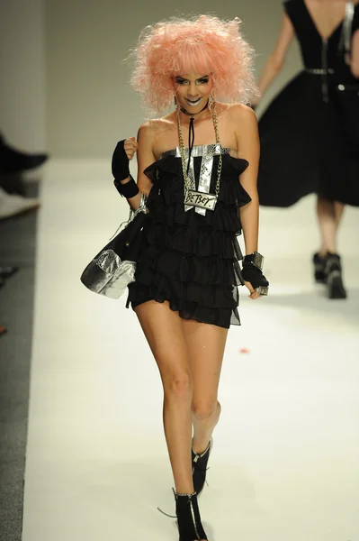 Modelo no desfile de moda Betsey Johnson — Fotografia de Stock