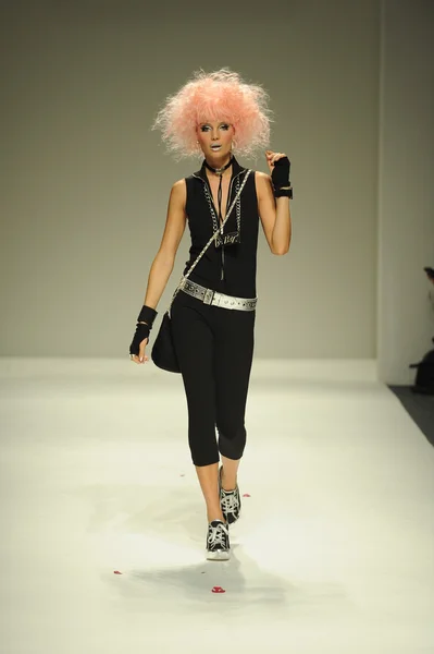 Modelo no desfile de moda Betsey Johnson — Fotografia de Stock