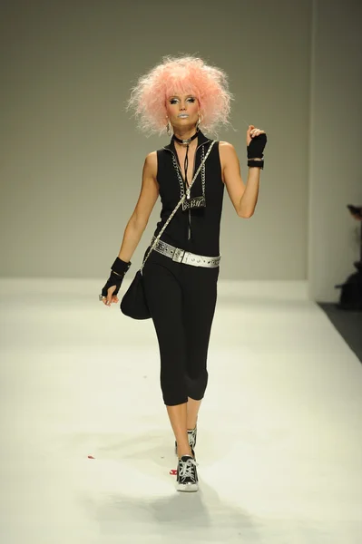 Model op betsey johnson modeshow — Stockfoto