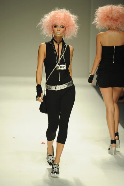 Modelo en el desfile de moda Betsey Johnson —  Fotos de Stock