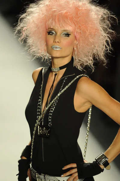 Modelo no desfile de moda Betsey Johnson — Fotografia de Stock