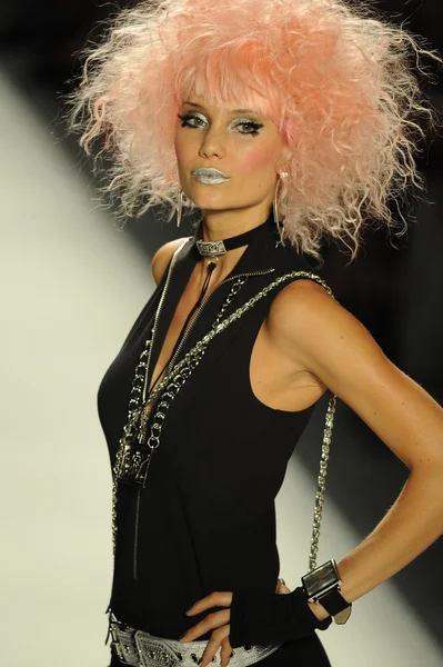 Modelo no desfile de moda Betsey Johnson — Fotografia de Stock