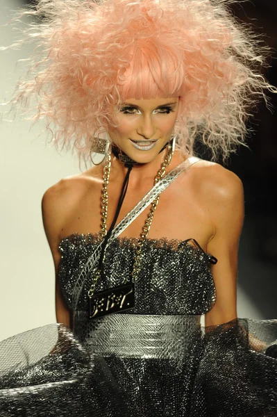 Elena Kurnosova en el desfile de moda Betsey Johnson —  Fotos de Stock