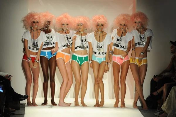 Modelos no desfile de moda Betsey Johnson — Fotografia de Stock