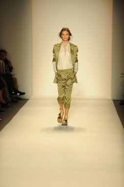 model yürür pist rachel zoe gösteri