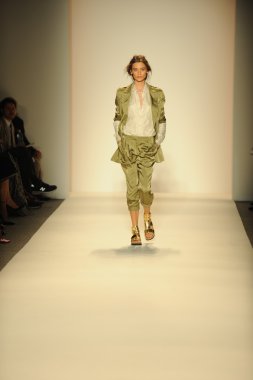 model yürür pist rachel zoe gösteri