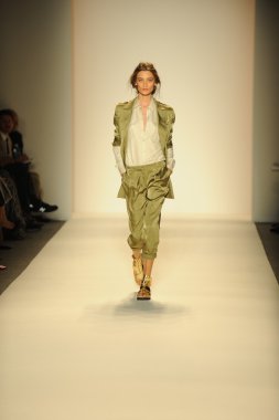 model yürür pist rachel zoe gösteri