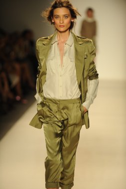 model yürür pist rachel zoe gösteri
