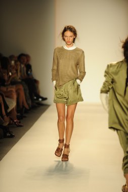 model yürür pist rachel zoe gösteri