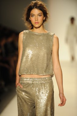 model yürür pist rachel zoe gösteri