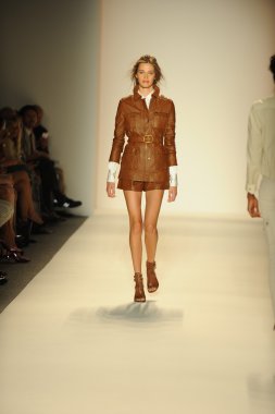 model yürür pist rachel zoe gösteri