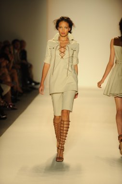 model yürür pist rachel zoe gösteri