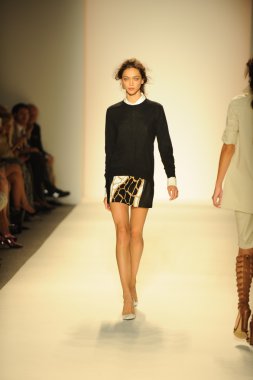 model yürür pist rachel zoe gösteri