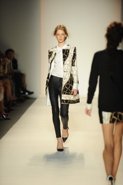 model yürür pist rachel zoe gösteri
