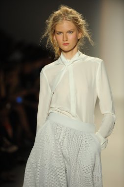 model yürür pist rachel zoe gösteri