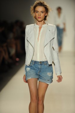 model yürür pist rachel zoe gösteri