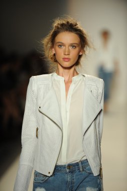 model yürür pist rachel zoe gösteri