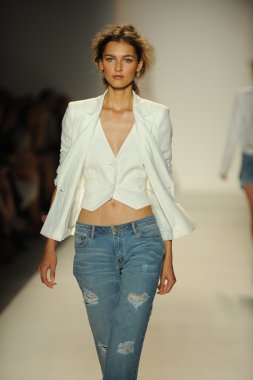 model yürür pist rachel zoe gösteri