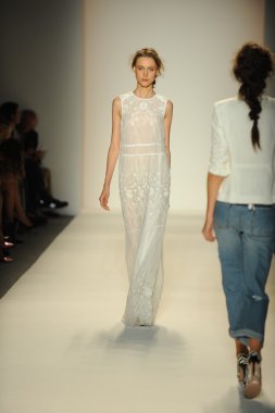 model yürür pist rachel zoe gösteri