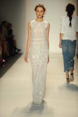 model yürür pist rachel zoe gösteri