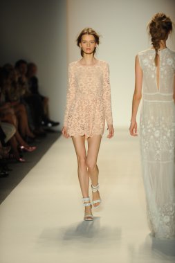 model yürür pist rachel zoe gösteri