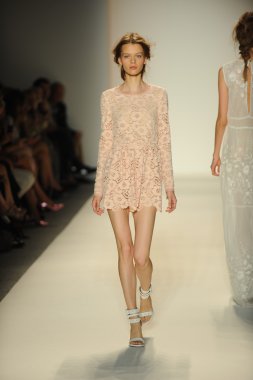 model yürür pist rachel zoe gösteri