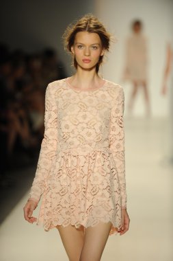 model yürür pist rachel zoe gösteri