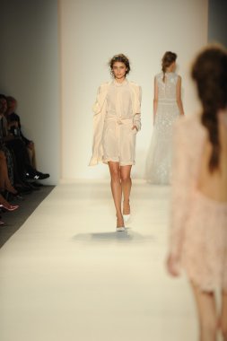 model yürür pist rachel zoe gösteri