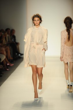 model yürür pist rachel zoe gösteri