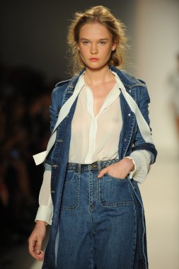 model yürür pist rachel zoe gösteri