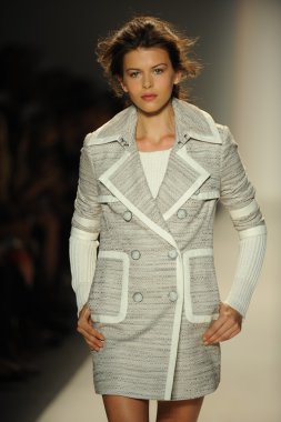 model yürür pist rachel zoe gösteri