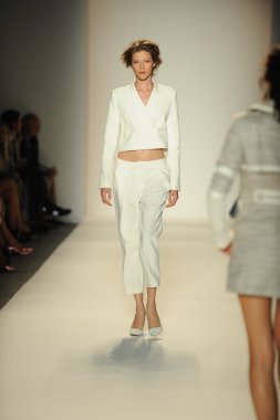 model yürür pist rachel zoe gösteri