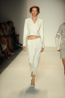 model yürür pist rachel zoe gösteri