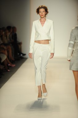 model yürür pist rachel zoe gösteri