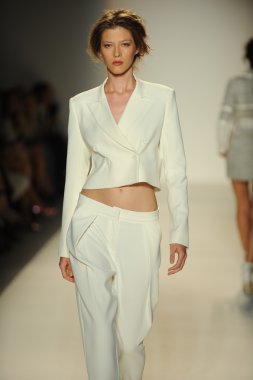 model yürür pist rachel zoe gösteri