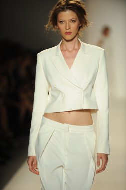 model yürür pist rachel zoe gösteri