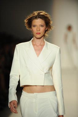 model yürür pist rachel zoe gösteri