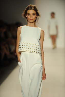 model yürür pist rachel zoe gösteri