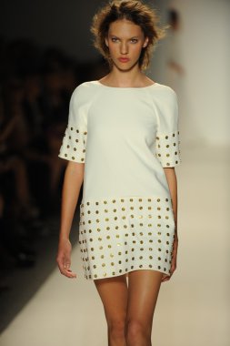 model yürür pist rachel zoe gösteri